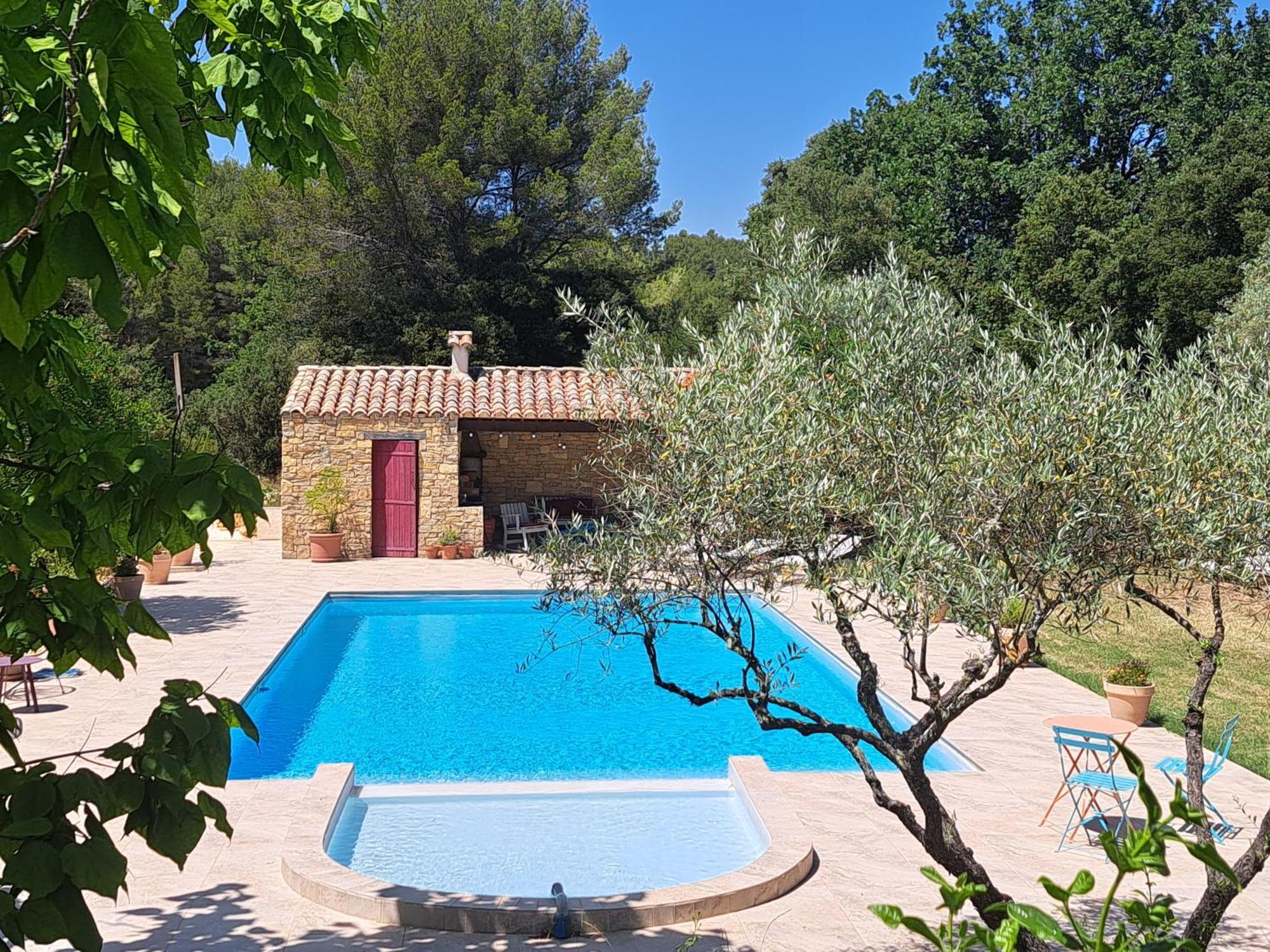 Gites Mas Des Rochers - Romance Tropicale Avec Spa Le Beausset Exterior photo